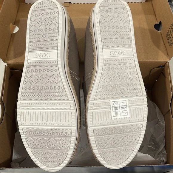 **FLASH  SALE** BOBS from Skechers Taupe size 6.5 NIB - Picture 3 of 4